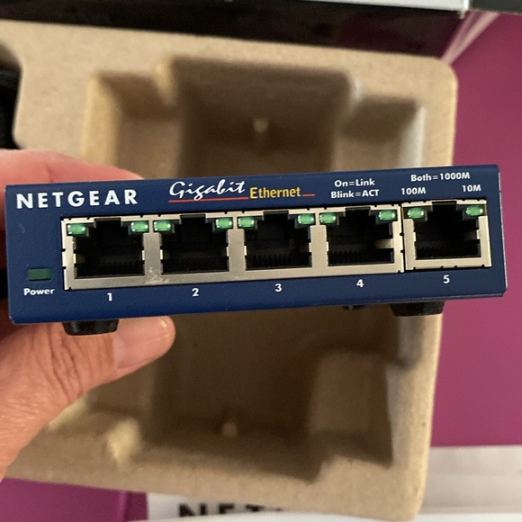 NetGear ProSafe GS105 v4 5-Port Gigabit Ethernet Smart Switch With Power Cable - Picture 4 of 5